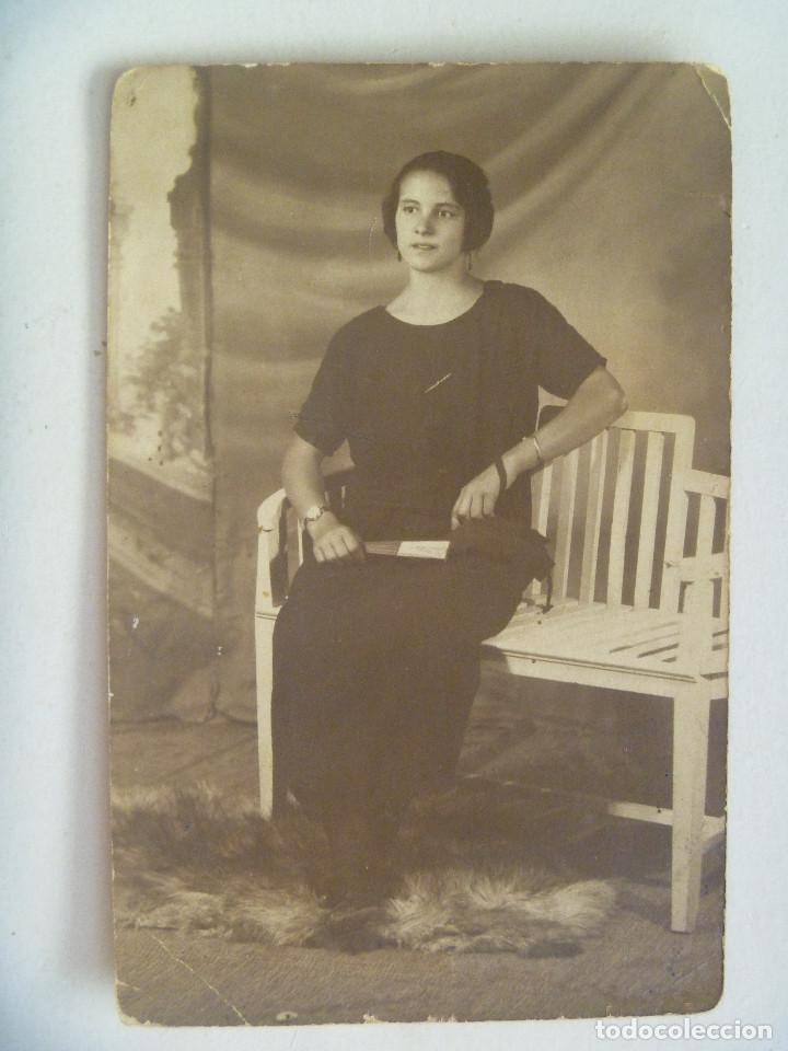 Fotograf&iacute;a antigua: BONITA FOTO DE SE&Ntilde;ORITA DE LUTO CON ABANICO, DE PRINCIPIOS DE SIGLO