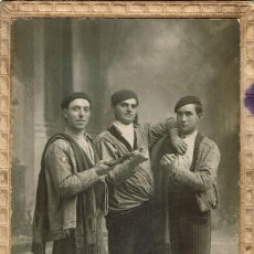 Fotografía antigua: FTO RETRATO DE TRES MAÑOS EN ESCENA CÓMICA. CA. 1905-1910. FOT: E. BELTRAN, ZARAGOZA.. Lote 168178924