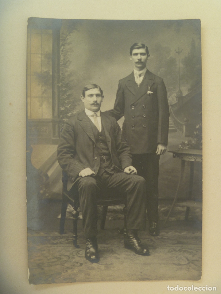 Fotograf&iacute;a antigua: BONITA FOTO DE ESTUDIO DE HOMBRES ELEGANTES, FONDO DECORADO. DE PRINCIPIOS DE SIGLO.