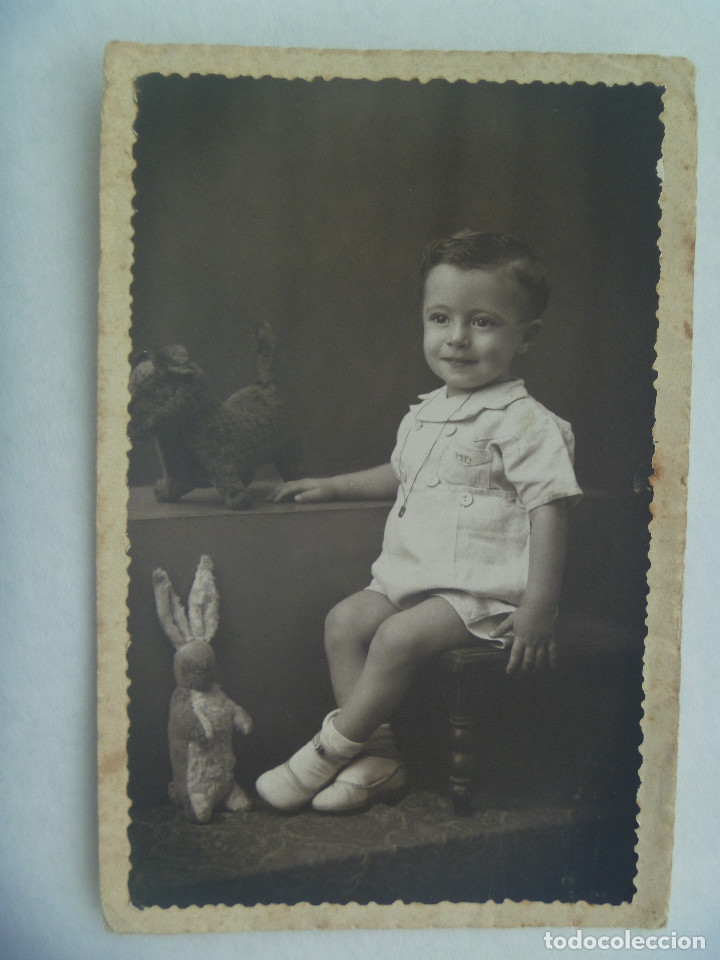 Fotografia antica: PRECIOSA DE FOTO ESTUDIO DE NI&Ntilde;O CON JUGUETES, PERRITO Y CONEJITO DE PELUCHE