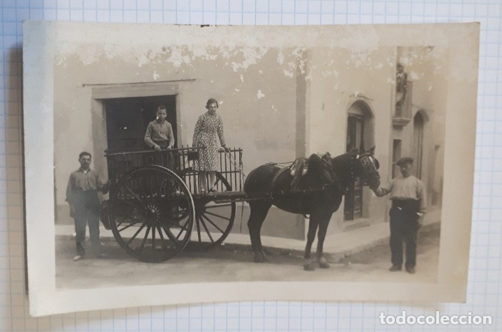 Fotograf&iacute;a antigua: Foto postal con escena de pueblo