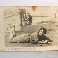 Fotografía antigua: LA VALENCIA QUE FUE. FOTOGRAFÍA, SEÑORITA TOMANDO EL BAÑO EN LA PLAYA DE LEVANTE (A.1919). Lote 179100695