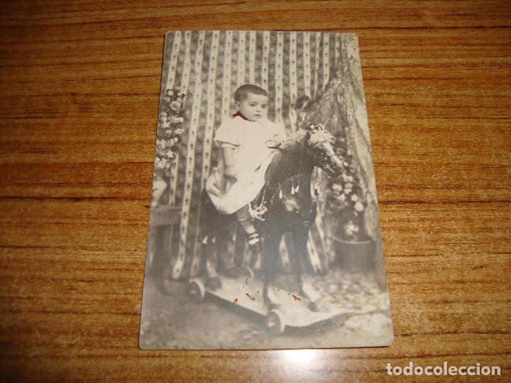 Alte Fotografie: (ALB-TC-91) FOTOGRAFIA POSTAL NI&Ntilde;O CON CABALLO DE CARTON MUY INTERESANTE