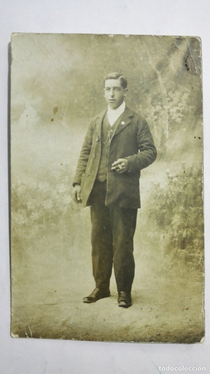 Fotografia antiga: FOTOGRAFIA POSTAL, JOVEN POSANDO DE PIE Y FUMANDO, MEDIDAS 9 X 13,5 CM