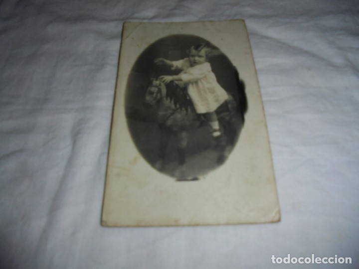 Alte Fotografie: FOTOGRAFIA NI&Ntilde;A MONTADA EN CABALLO DE JUGUETE.