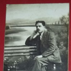 Fotografía antigua: SEÑOR POSANDO SENTADO EN UN BANCO. DAGUERRE-BARCELONA. 1916. DIRECTOR ARTÍSTICO J. BUSQUETS