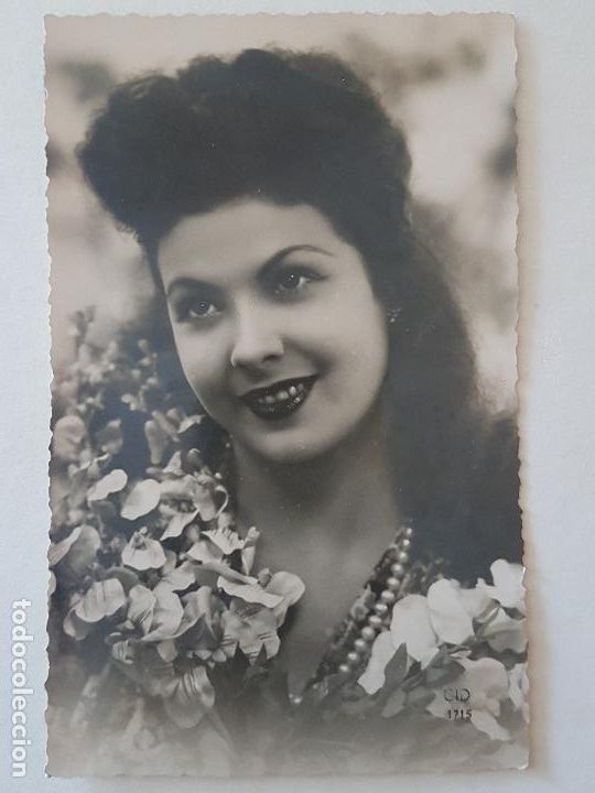 Alte Fotografie: RETRATO JOVEN CON FLORES POSTAL FOTOGRAFICA ANTIGUA