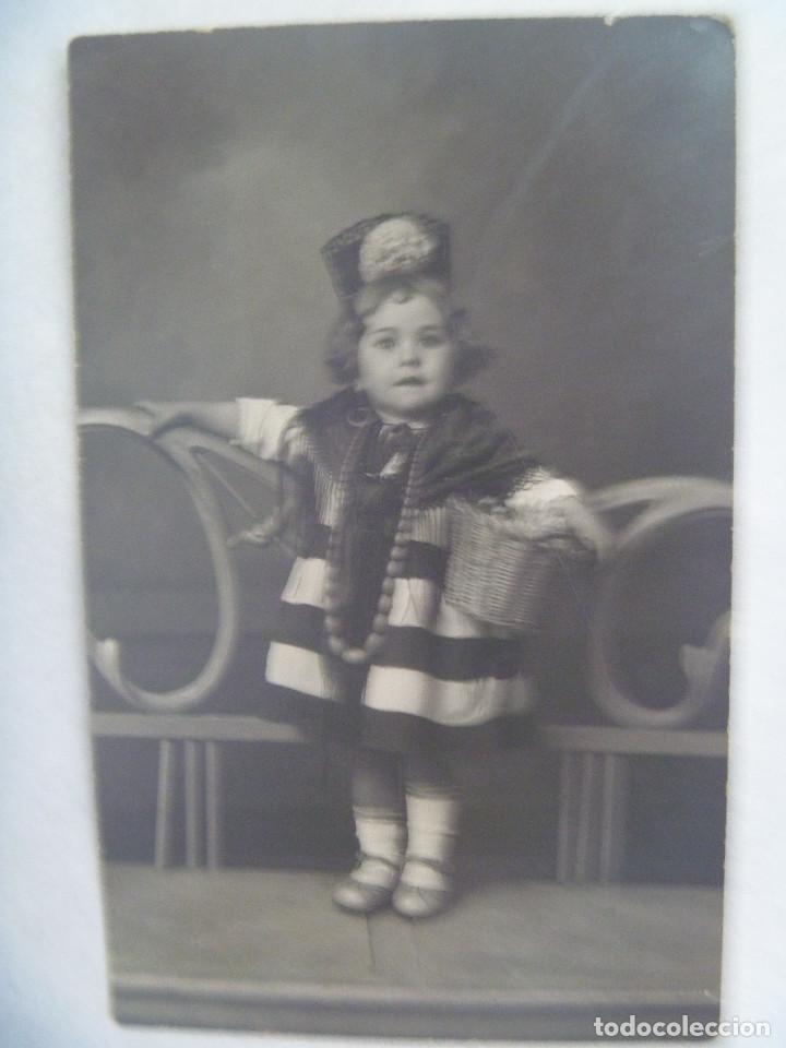 Alte Fotografie: PRECIOSA DE FOTO ESTUDIO DE NI&Ntilde;A VESTIDA DE GITANA CANASTERA, CON PEINETA. PRINCIPIOS DE SIGLO