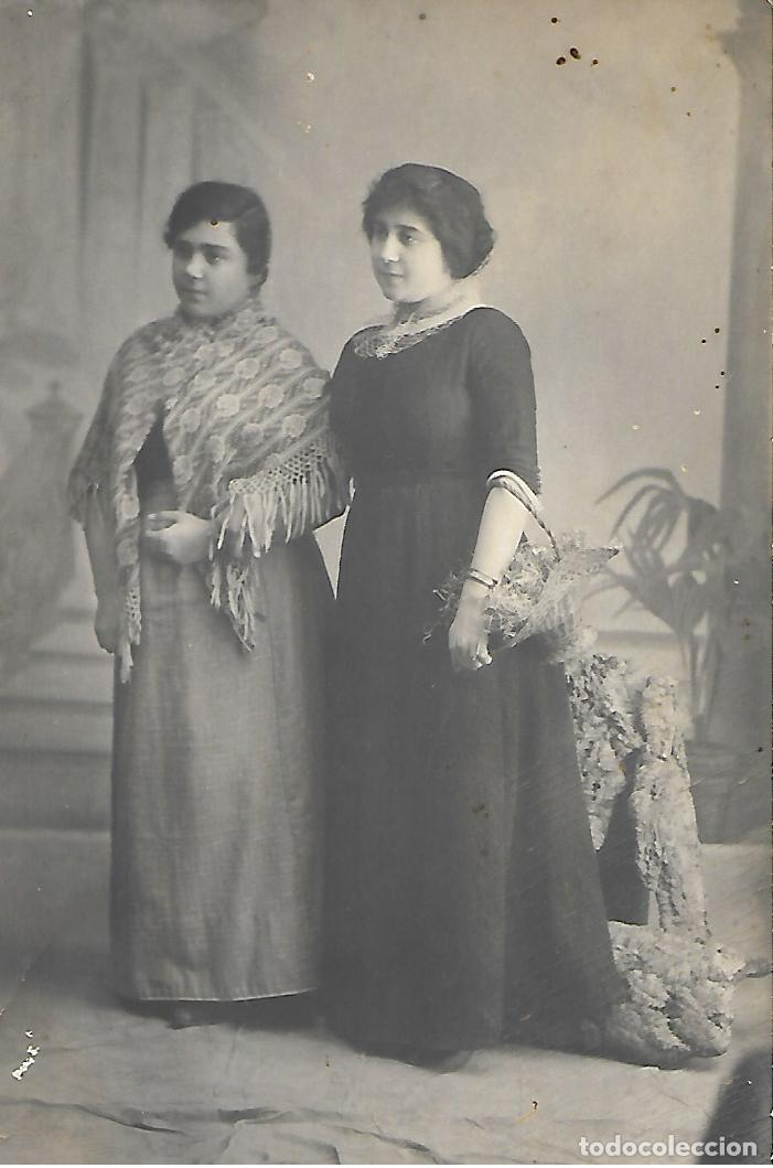 Antique Photography: ANTIGUA FOTO-POSTAL (PAREJA DE MUJERES EN ESTUDIO)
