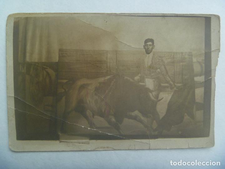 Alte Fotografie: MINUTERO DE FOTOGRAFO DE FERIA : SE&Ntilde;OR EN FOTO DE CO&Ntilde;A  DE TORERO EN FONDO DECORADO