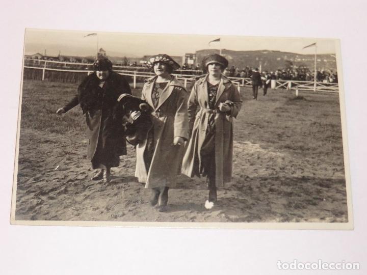 Fotografia antiga: ANTIGUA FOTO POSTAL DE TRES MUJERES VESTIDAS DE EPOCA