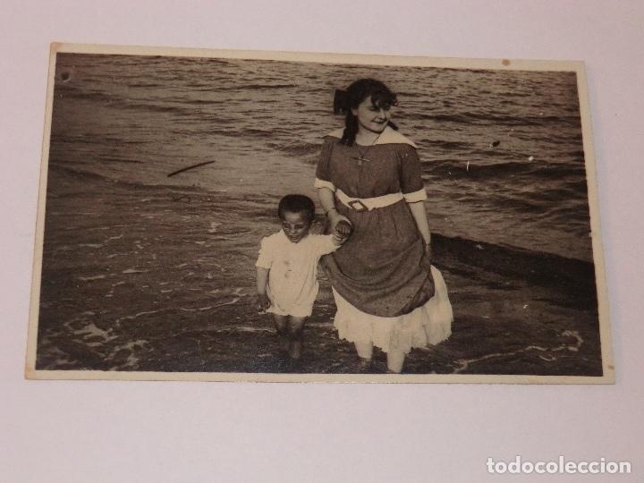 Fotografia antica: ANTIGUA FOTO DE MADRE CON SU HIJO EN EL MAR. 1918.