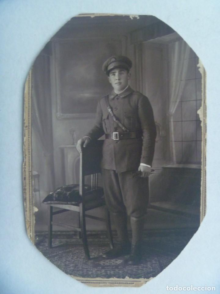 Fotografia antica: REPUBLICA : FOTO ESTUDIO DE MILITAR DEL RGTO. DE INFANTERIA N&ordm; 42. ESCUDO REPUBLICANO