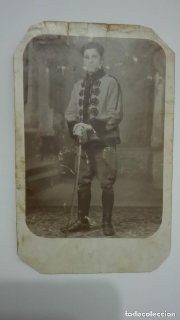 Fotograf&iacute;a antigua: FOTO DE ESTUDIO DE MILITAR DE CABALLERIA CON PELLIZA Y SABLE ,  A&Ntilde;OS 10 - 20.