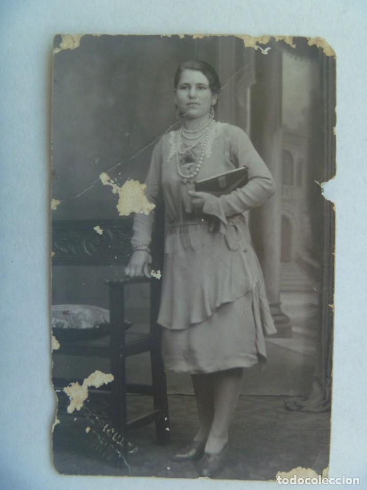 Antique Photography: FOTO DE ESTUDIO DE SE&Ntilde;ORITA CON COLLAR DE PERLAS Y BOLSO, PRINCIPIOS DE SIGLO. DE AZPICUETA, SEVILLA