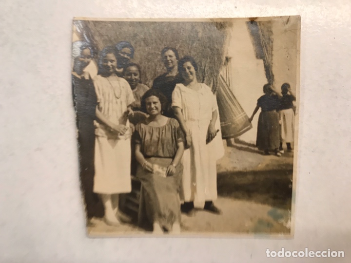 Alte Fotografie: LA VALENCIA QUE FUE... fotograf&iacute;a antigua. Grupo de Se&ntilde;oritas a la puerta de la Barraca... (a.1924)