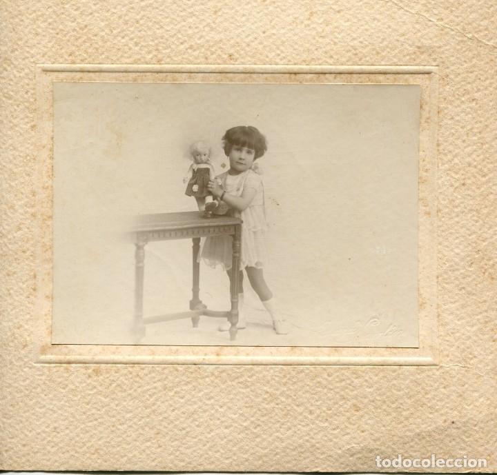 Fotograf&iacute;a antigua: fotografia antigua ni&ntilde;a con mu&ntilde;eca  1930
