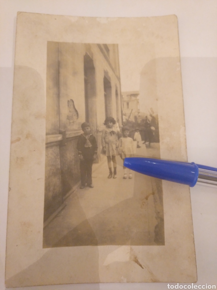 Fotografia antiga: Postal fotogr&aacute;fica ni&ntilde;os posando en la calle. Asturias