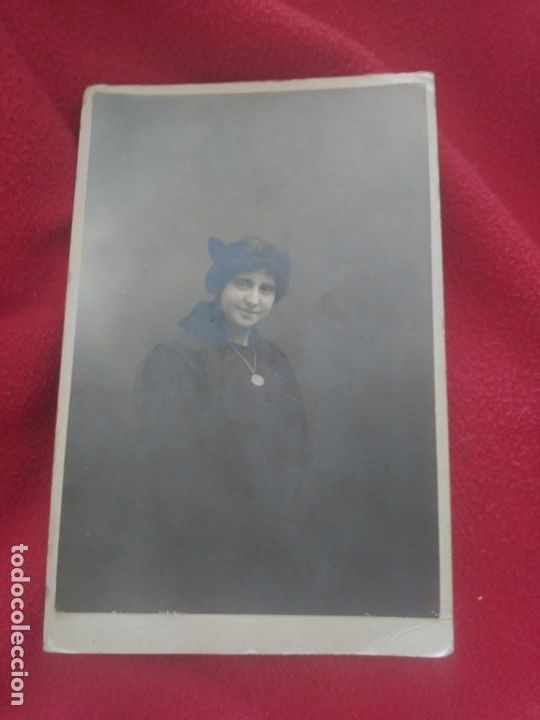 Fotografia antica: Se&ntilde;ora con medall&oacute;n