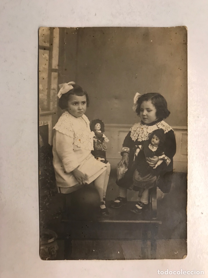 Antique Photography: NI&Ntilde;OS. Fotograf&iacute;a antigua, Amiguitas de juego, compartiendo Mu&ntilde;ecas.. Uni&oacute;n postal universal
