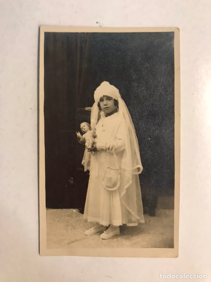 Fotograf&iacute;a antigua: NI&Ntilde;OS. Fotograf&iacute;a antigua. D&iacute;as de Primera Comunion. Recibiendo a Jesus...(h.1930?)