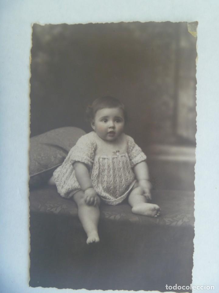 Fotograf&iacute;a antigua: PRECIOSA FOTO DE ESTUDIO DE BEBE, CON UN TOQUE DE COLOR. PRINCIPIOS DE SIGLO.