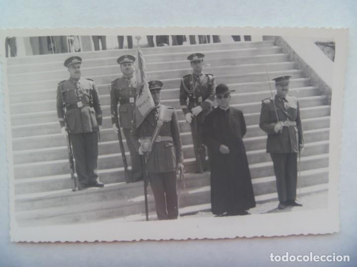 Fotograf&iacute;a antigua: FOTO DE ACTO MILITAR : OFICIAL CON SABLE, ABANDERADO, CAPELLAN CASTRENSE Y  TROPA