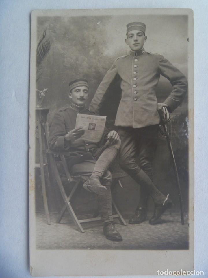 Fotograf&iacute;a antigua: FOTO DE ESTUDIO DE MILITAR DE CABALLERIA CON SABLE Y DE CAZADORES CON PERIODICO.  DE LUNA, TETUAN