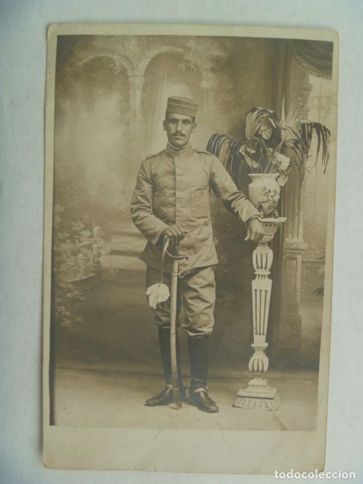 Fotograf&iacute;a antigua: FOTO DE ESTUDIO DE MILITAR DEL RGTO. DE CABALLERIA N&ordm; 29, CON SABLE, A&Ntilde;OS 20