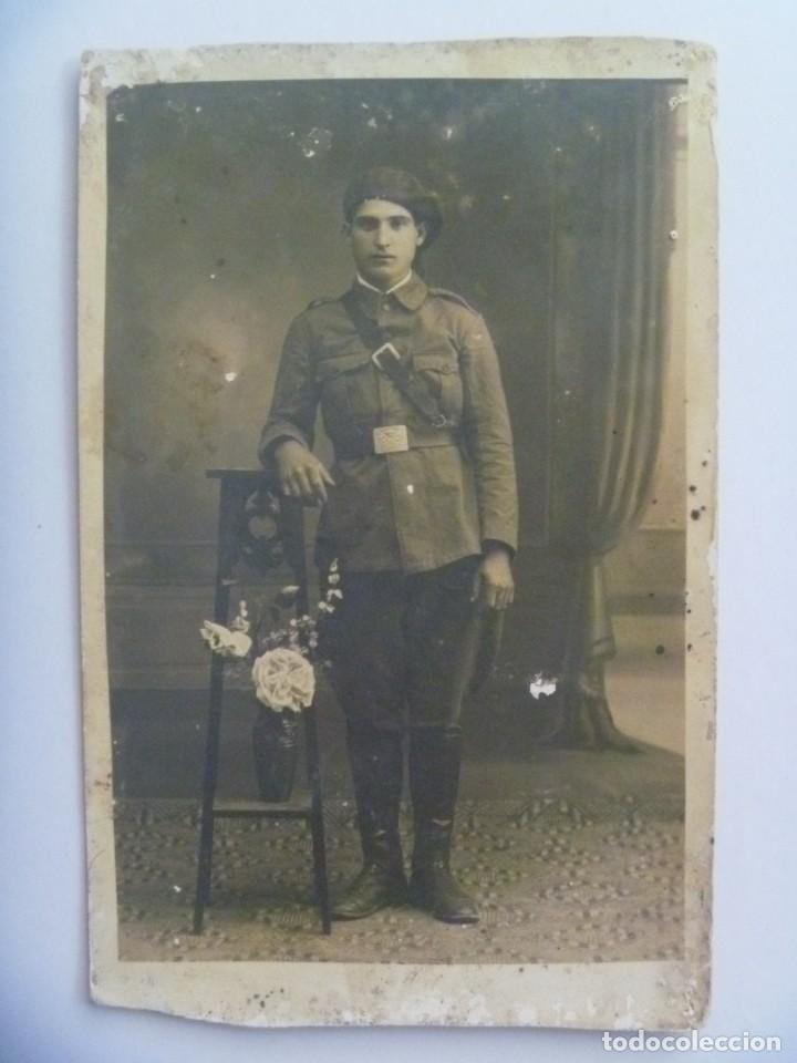 Fotografia antiga: FOTO DE ESTUDIO DE MILITAR DE CABALLERIA CON BOINA. PRINCIPIOS SIGLO