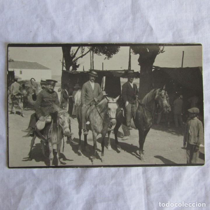 Fotografia antiga: Fotograf&iacute;a postal caballeros en burro y caballo