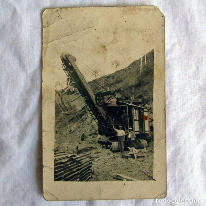 Fotografia antiga: Antigua postal fotogr&aacute;fica trabajadores en grua