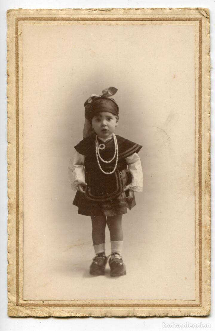 Fotograf&iacute;a antigua: Retrato de ni&ntilde;a vestida de gallega, Photo Art Leoncio Marug&aacute;n, Limpias, Cantabria Galicia