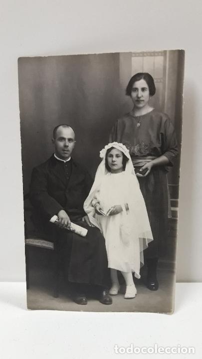Fotograf&iacute;a antigua: MUJER Y HOMBRE CON NI&Ntilde;A DE COMUNION POSANDO . CARTE POSTALE