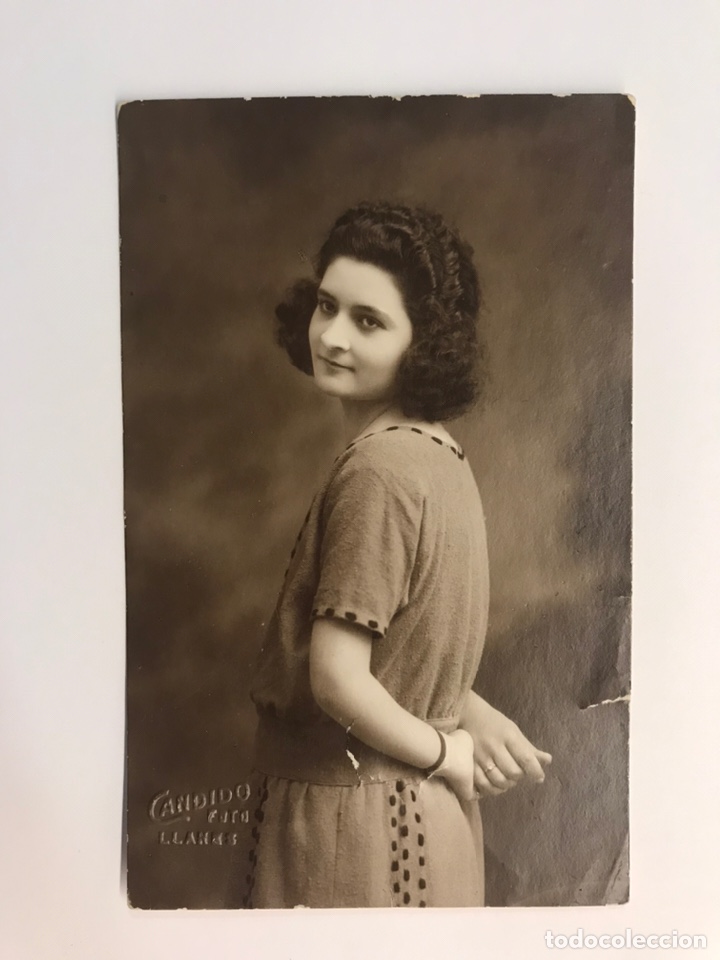 Alte Fotografie: C&Aacute;NDIDO, fotografo. LLANES fotograf&iacute;a antigua. Se&ntilde;orita con manos a la espalda.., (h.1920?)