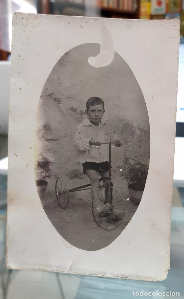 Alte Fotografie: ANTIGUA FOTOGRAFIA NI&Ntilde;O TRICICLO DE JUGUETE SIN IDENTIFICAR