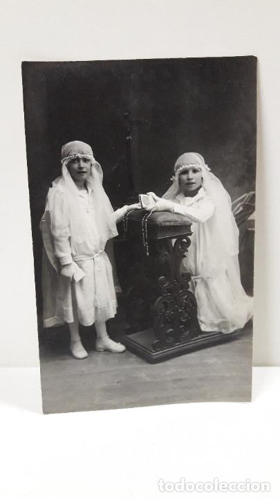 Fotografia antiga: NI&Ntilde;AS DE COMUNION POSANDO . TARJETA POSTAL . UNION ESPA&Ntilde;OLA DE CORREOS