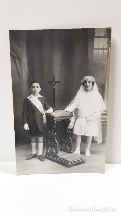 Fotograf&iacute;a antigua: NI&Ntilde;A Y NI&Ntilde;O DE COMUNION POSANDO . TARJETA POSTAL . UNION ESPA&Ntilde;OLA DE CORREOS