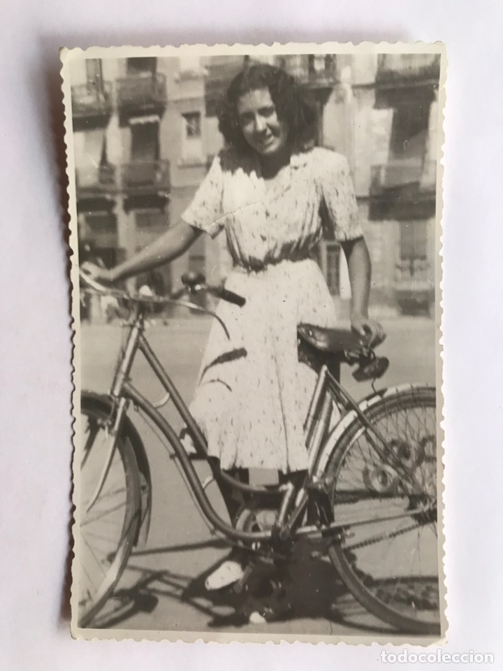 Fotograf&iacute;a antigua: LAS BICICLETAS SON PARA EL VERANO.. Fotogr&aacute;fia de una joven con Bicicleta Barrio del Carmen