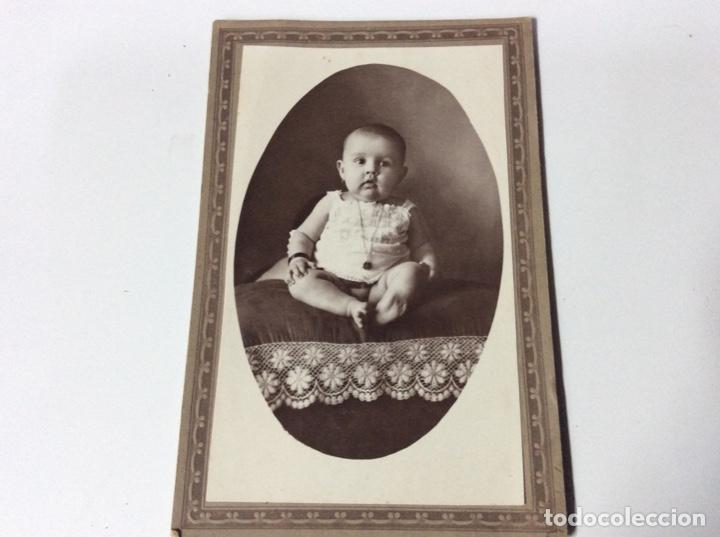 Alte Fotografie: Fotograf&iacute;a postal de estudio. Ni&ntilde;a sobe mesa o coj&iacute;n.