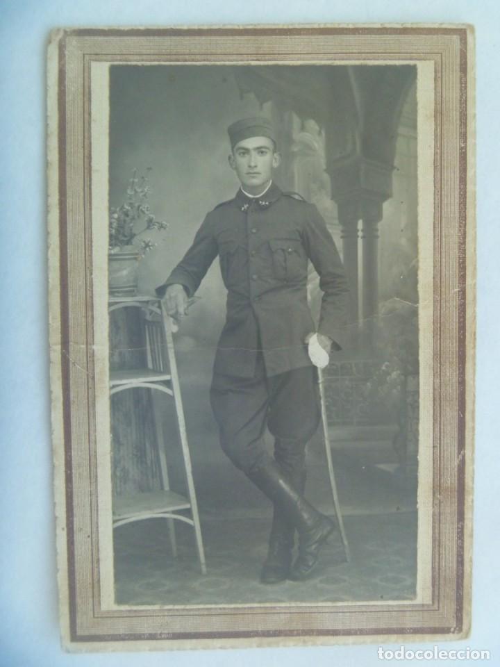 Fotograf&iacute;a antigua: FOTO DE ESTUDIO DE MILITAR DEL REGIMIENTO N&ordm; 2 DE CABALLERIA CON GORRO PANADERO Y SABLE