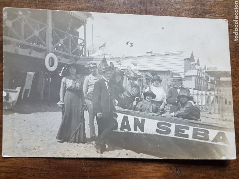 Fotografia antiga: Antigua foto postal soldados Alfonsinos y barca en la playa de San Sebasti&aacute;n 1915