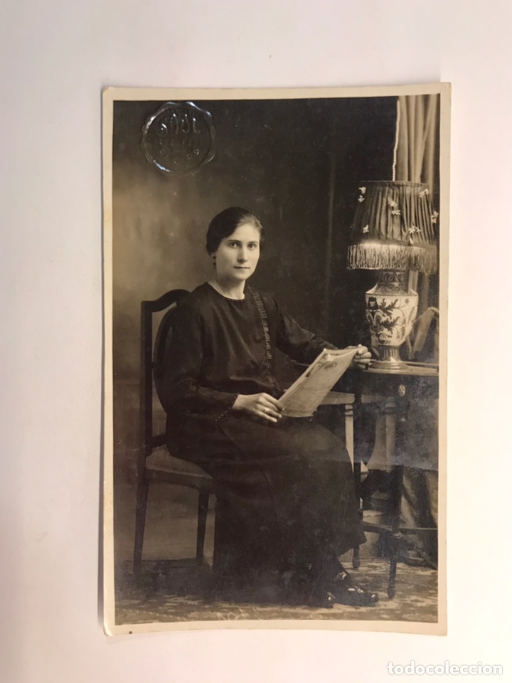 Alte Fotografie: SAUL fotografo. ALCIRA, Fotograf&iacute;a Se&ntilde;ora leyendo el peri&oacute;dico (h.1930?)