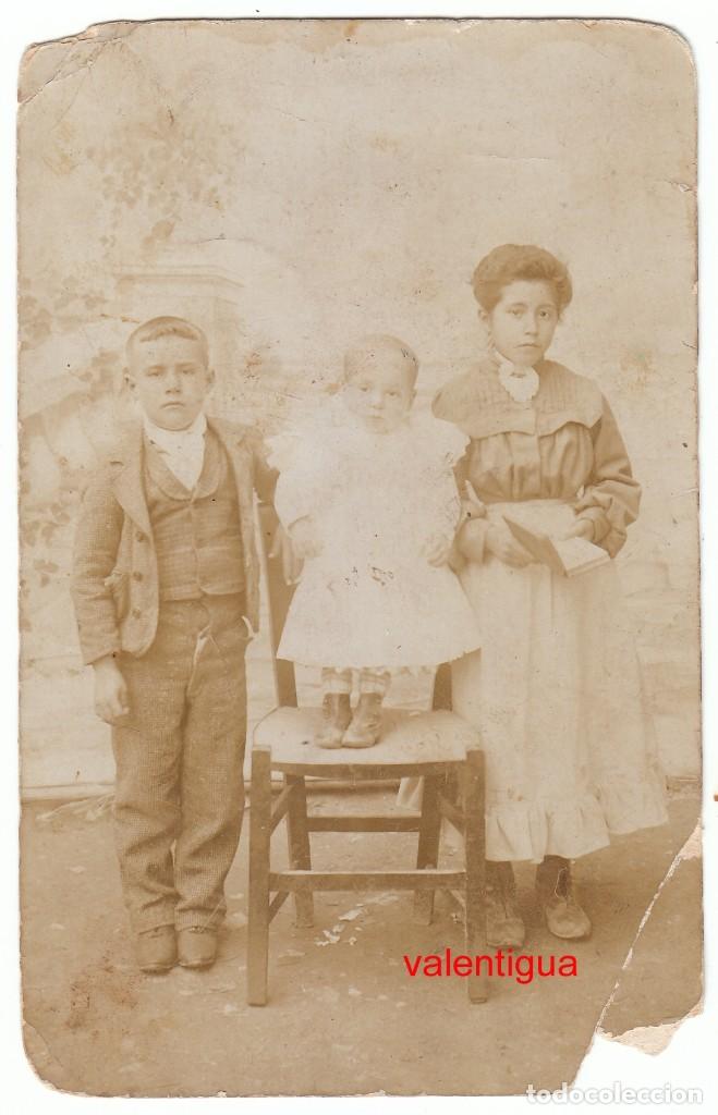 Fotograf&iacute;a antigua: Magn&iacute;fica fotograf&iacute;a. Tres hermanos posando con sus mejores galas. 1900s.