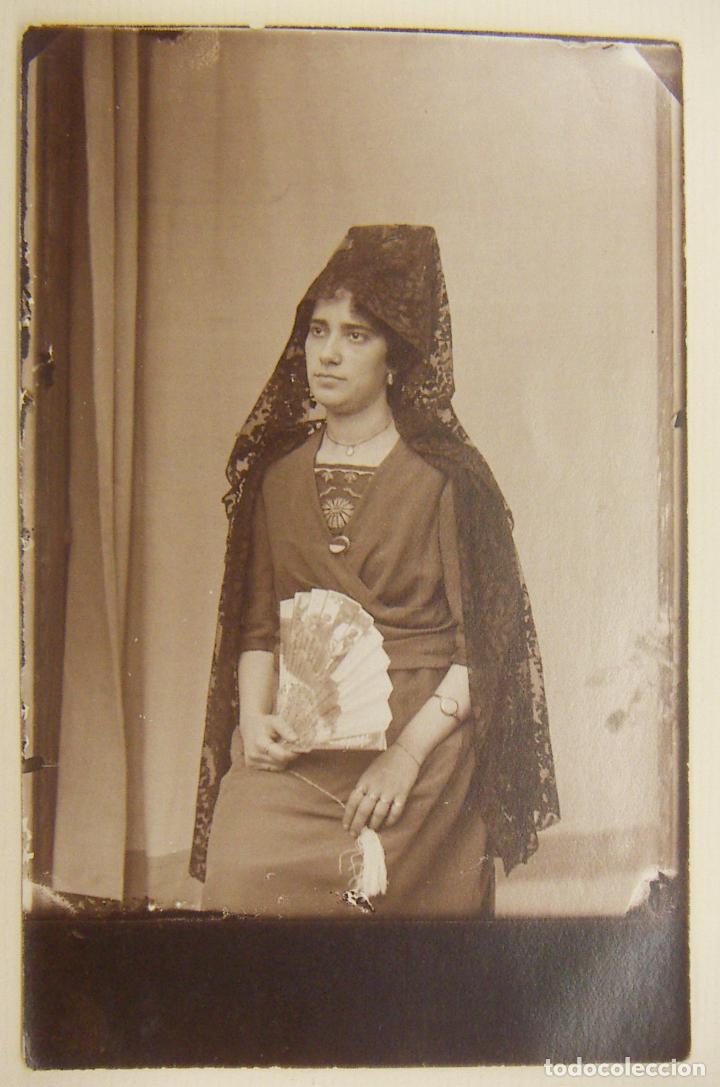 Fotograf&iacute;a antigua: Foto postal se&ntilde;ora con mantilla