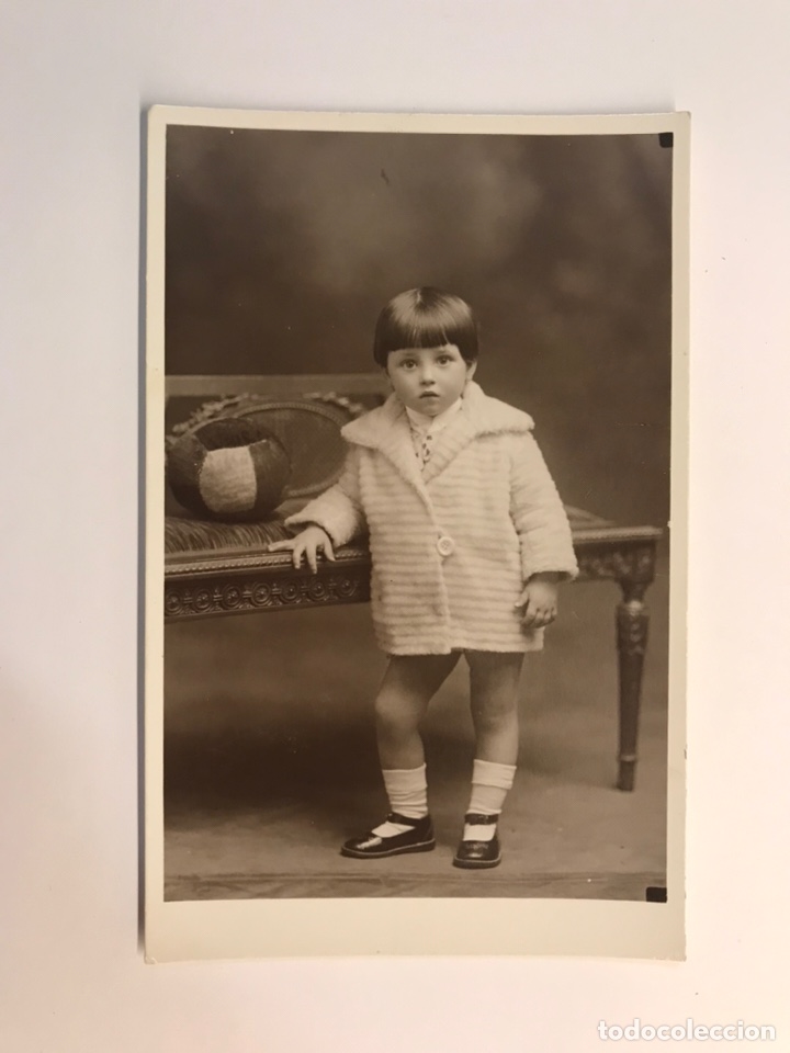 Fotograf&iacute;a antigua: NYSSEN, fot&oacute;grafo BADALONA-BARCELONA. Retrato Estudio Ni&ntilde;a con pelota (h.1920?)