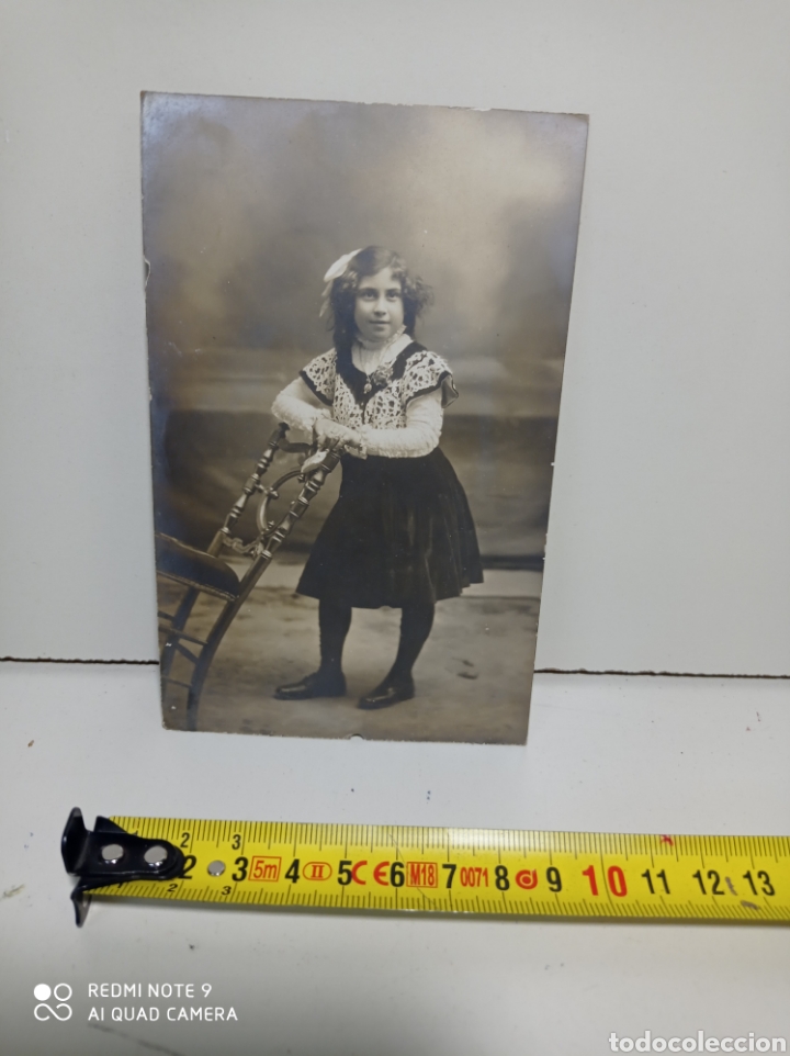 Fotograf&iacute;a antigua: Antigua fotograf&iacute;a de estudio, ni&ntilde;a apoy&aacute;ndose en una silla. Tarjeta postal