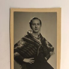 Fotografía antigua: COYNE FOTÓGRAFO. ZARAGOZA. JOVEN MAÑICA CON MANTÓN Y PAÑUELO (H.1940?)
