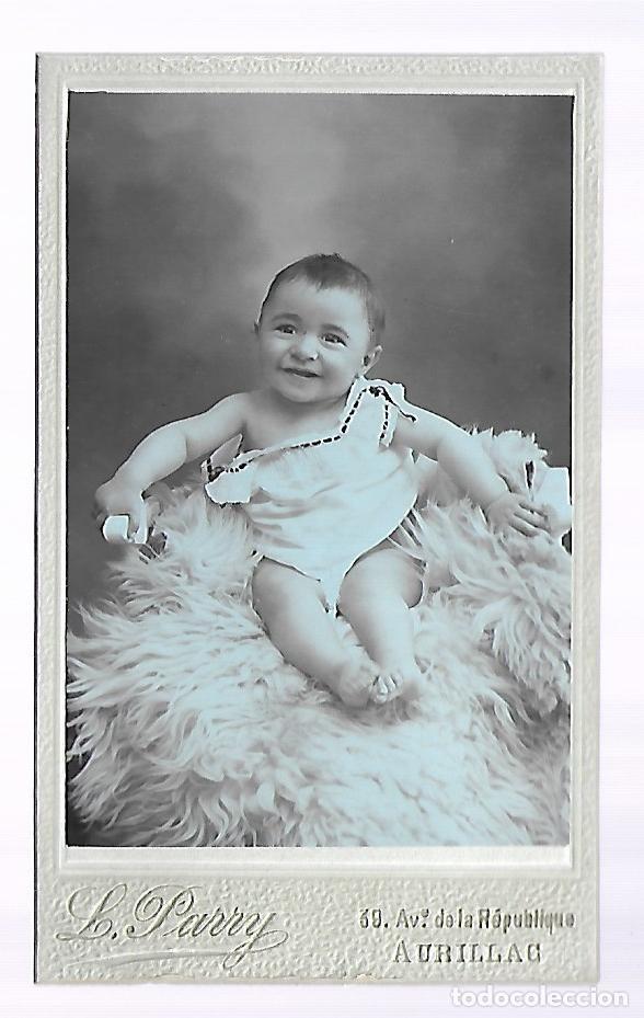 Photographie ancienne: 3501-ANTIGUA FOTOGRAFIA DE -NI&Ntilde;A SENTADA - FOTO - PARRY - AURILLAC - DE Pcp. SIGLO XX -