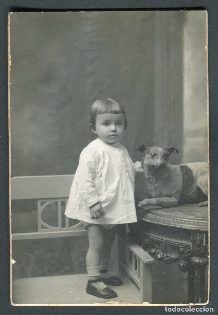 Fotograf&iacute;a antigua: Ni&ntilde;o con perro. Preciosa fotograf&iacute;a. F: Rovira. c.1925
